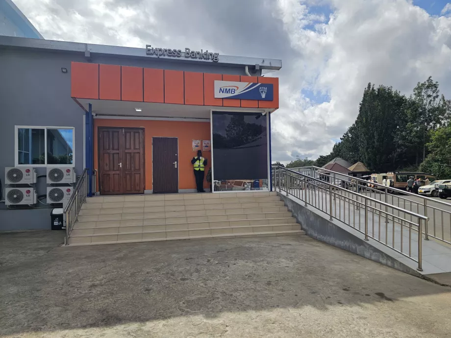 Банкомат між залом прильоту та вильоту