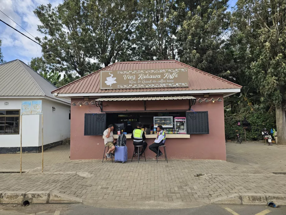 Дешеве кафе перед залом вильоту