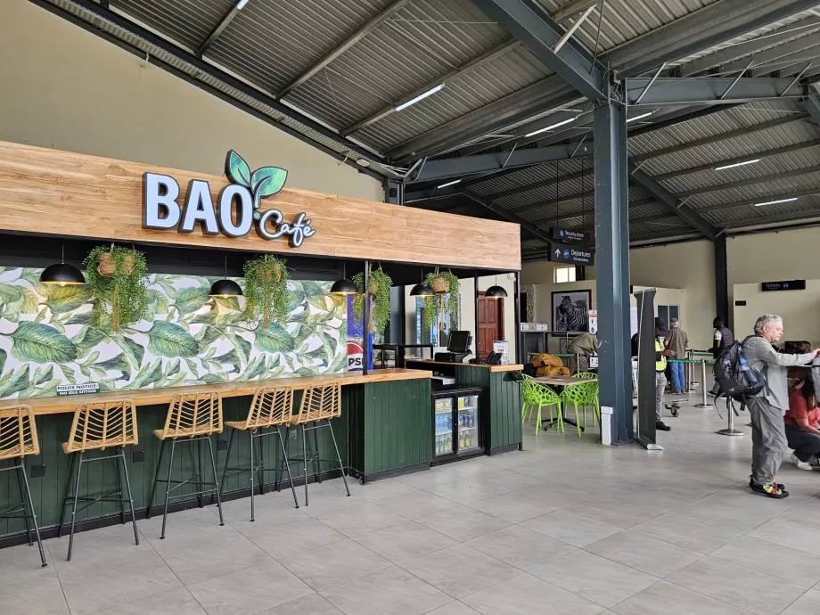 Кафе в громадській зоні залу вильоту