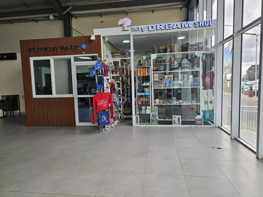 Сувенірна крамниця в залі вильоту