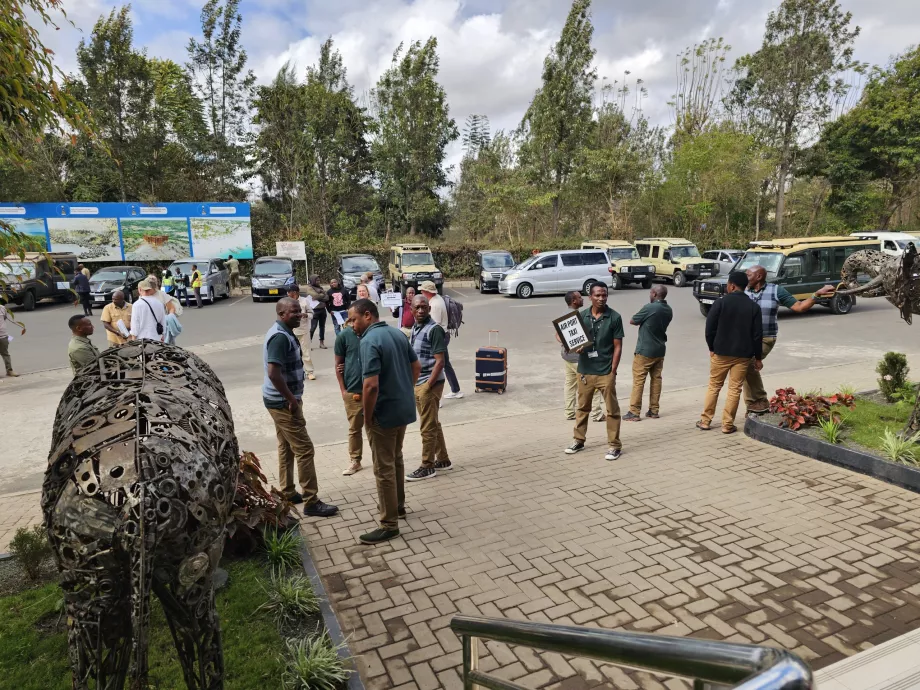 Таксисти біля залу прильоту