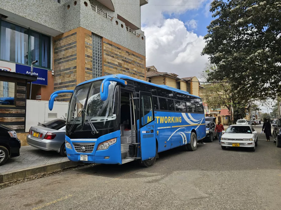 Автобусна зупинка в напрямку аеропорту на вулиці Індійській