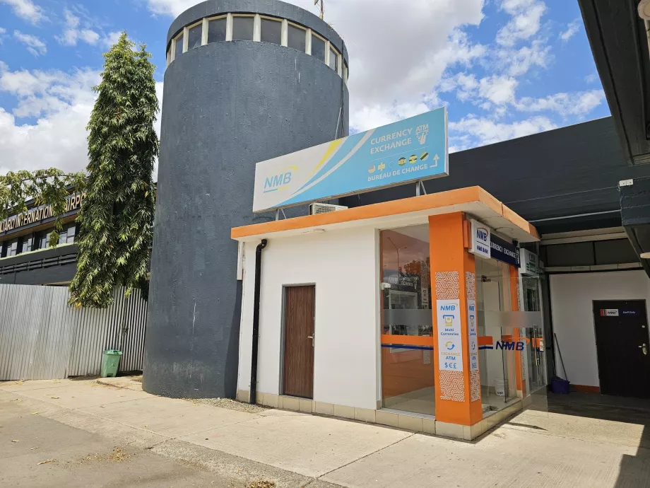 Банкомати перед залом прильоту