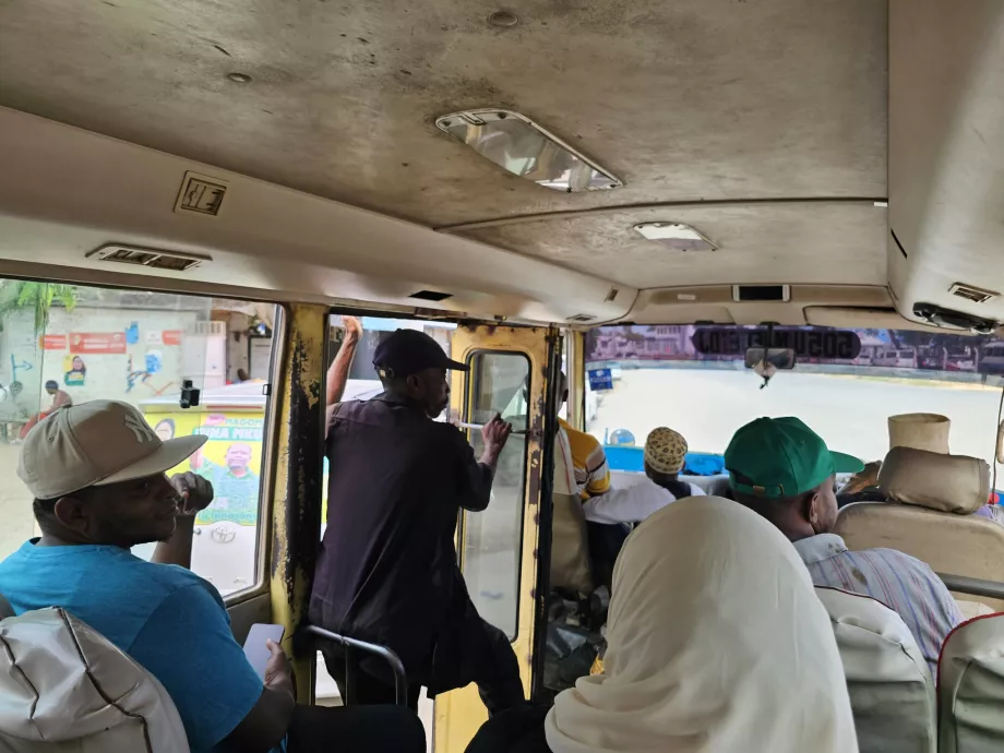 Кондуктор в автобусі дав