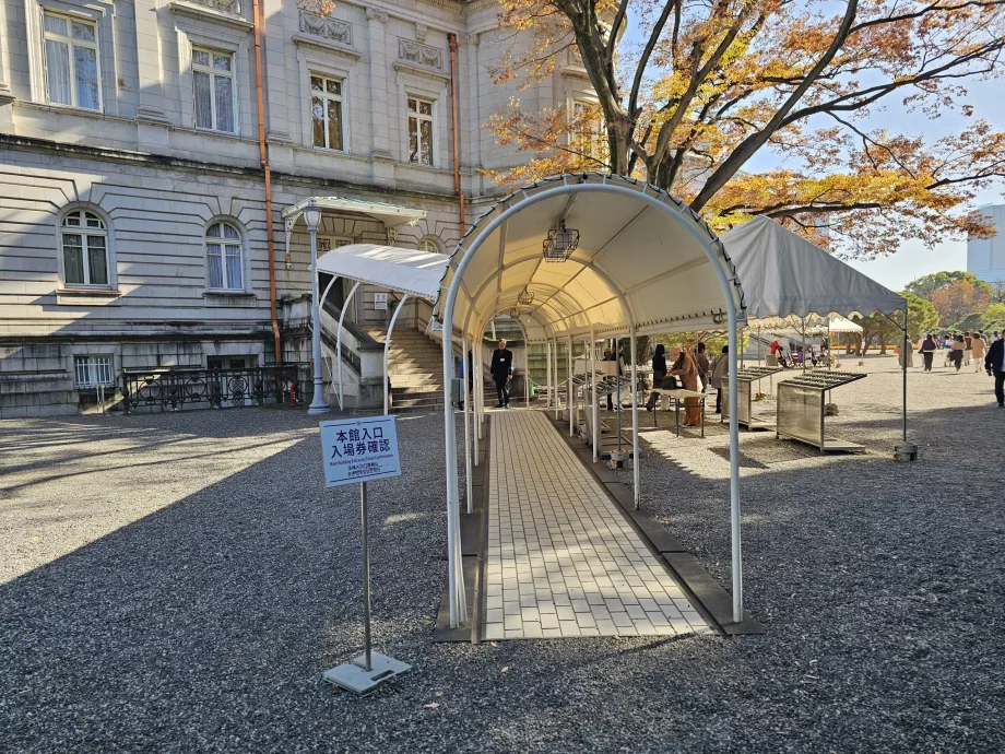 Вхід до інтер'єру палацу Акасака