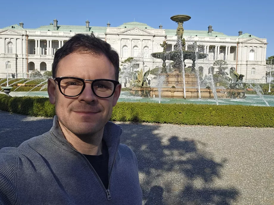 Я перед палацом Акасака