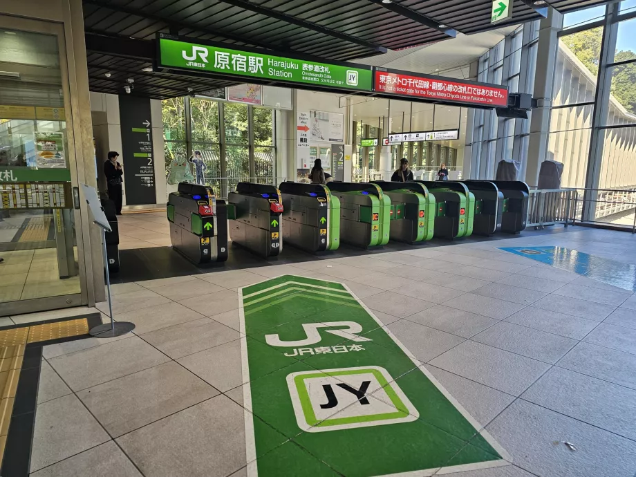 Турнікети для доступу на залізничні платформи JR