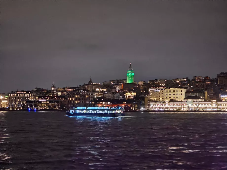 Нічний поромний круїз
