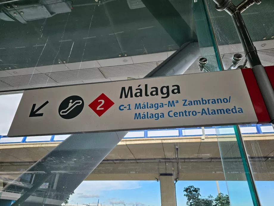 Платформа 2, напрямок — центр міста Малага