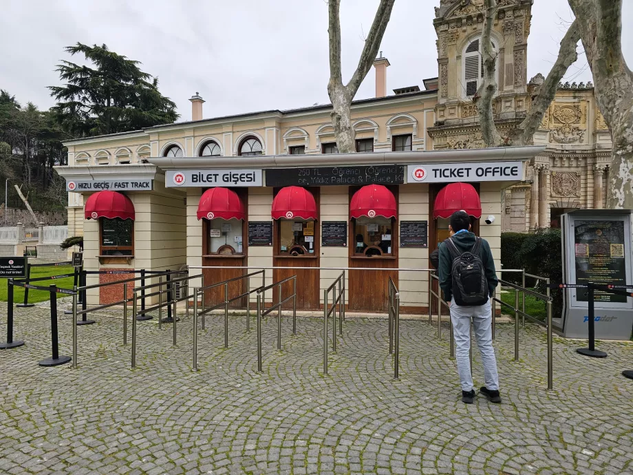 Головний вхід до палацу Долмабахче