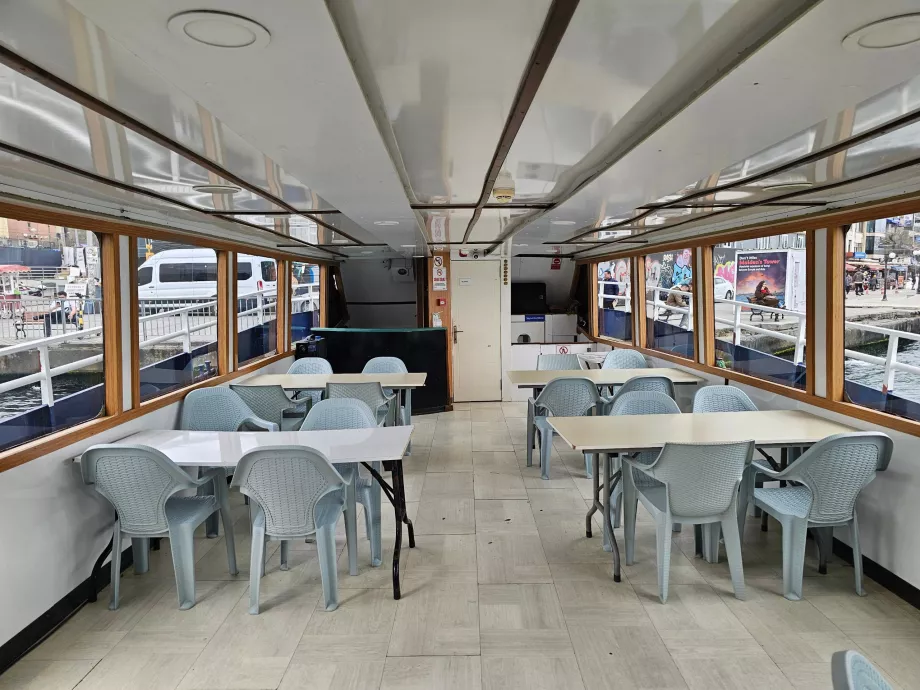 Інтер'єр човна до Дівочої вежі