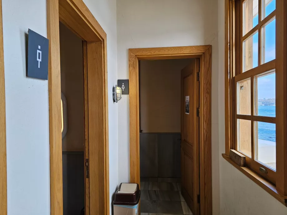 Безкоштовні громадські туалети на Дівочій вежі