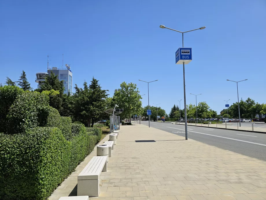 Автобусна зупинка біля терміналу - лінія 15 до Сарафово, лінія 15А до центру Бургаса