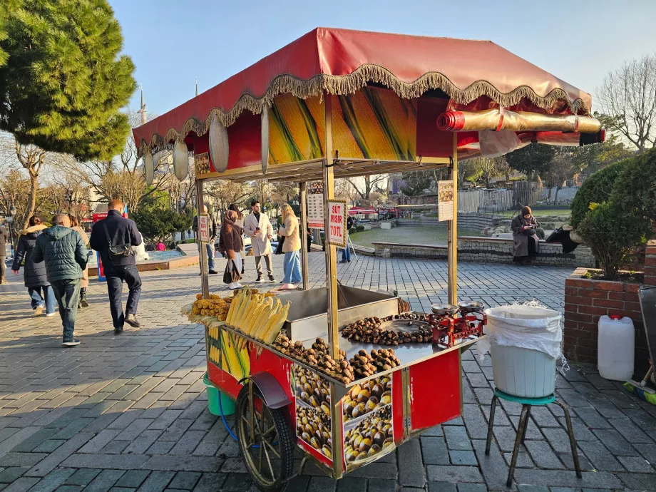 Стійка з кукурудзою та каштанами