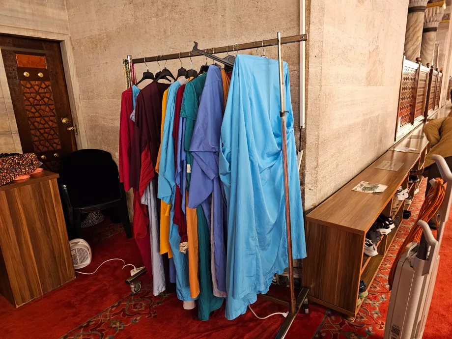 Мечеть Сулеймана, прокат халатів