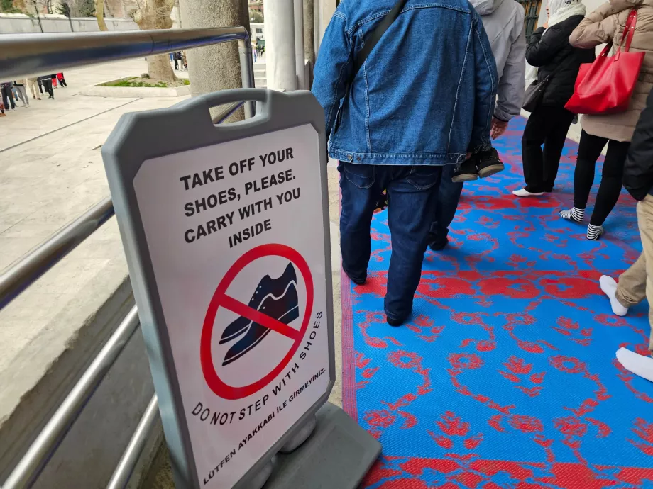 Блакитна мечеть, інформація про роззування взуття