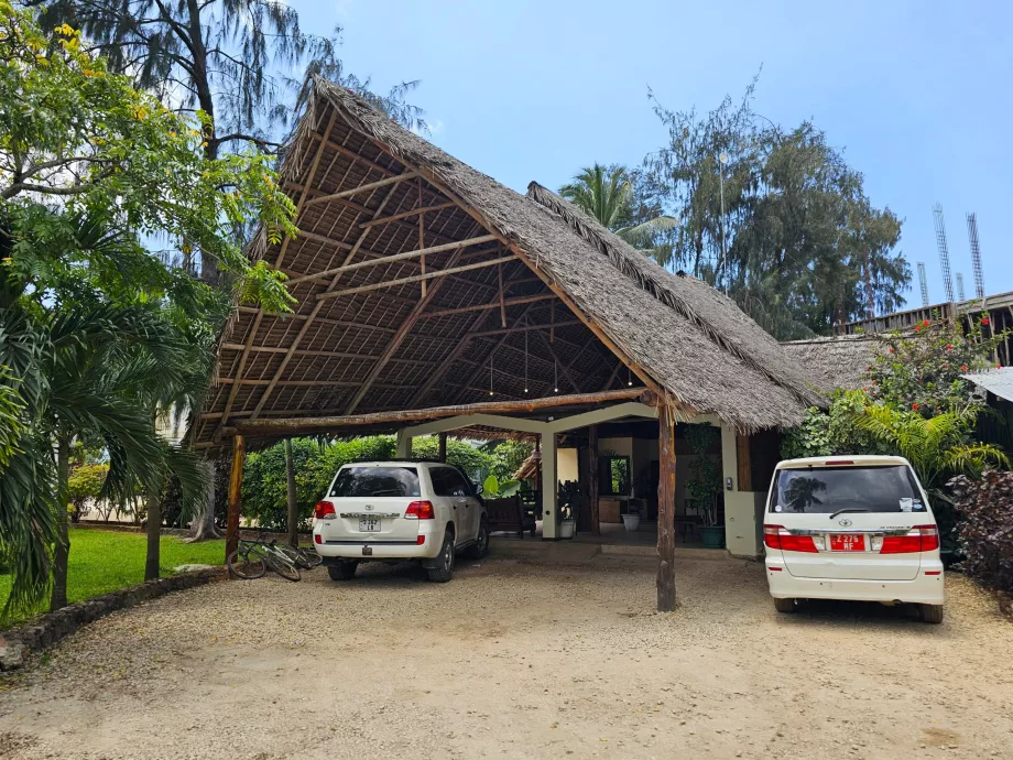 Парковка перед рецепцією