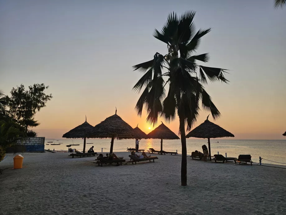 Захід сонця прямо з тераси готелю