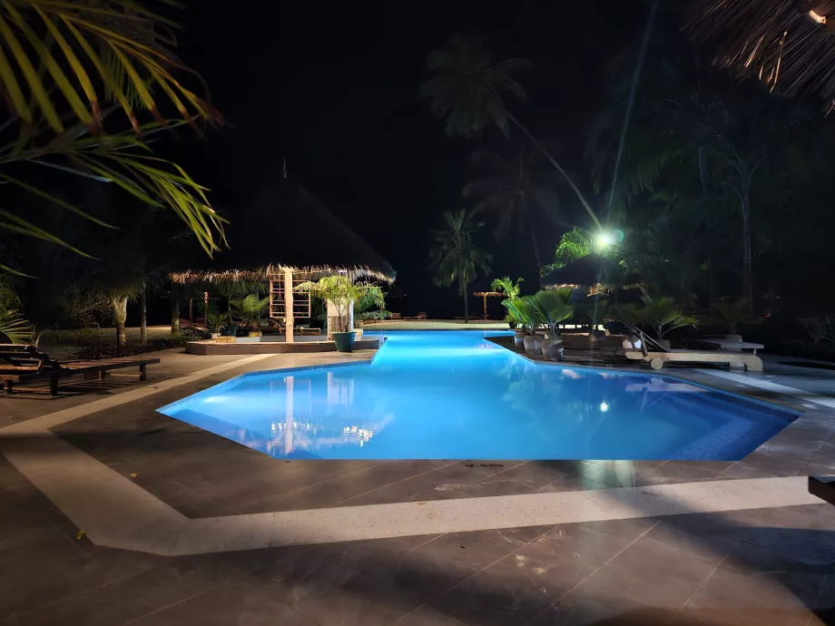 Басейн вночі