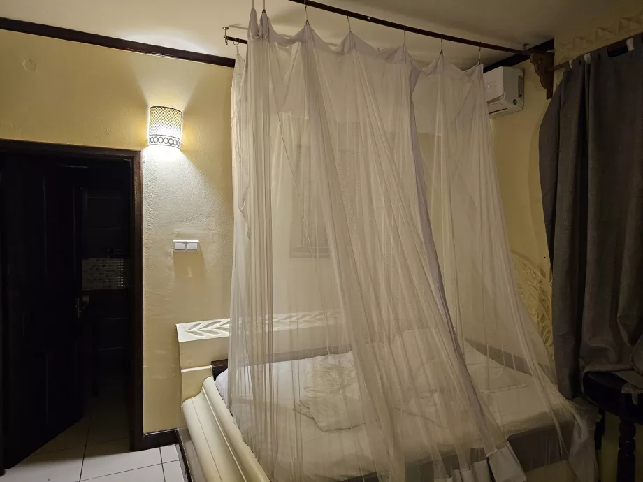 Москітна сітка над ліжком