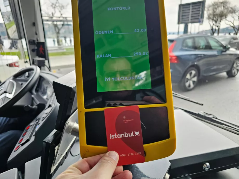 Оплата Istanbulkart в автобусі