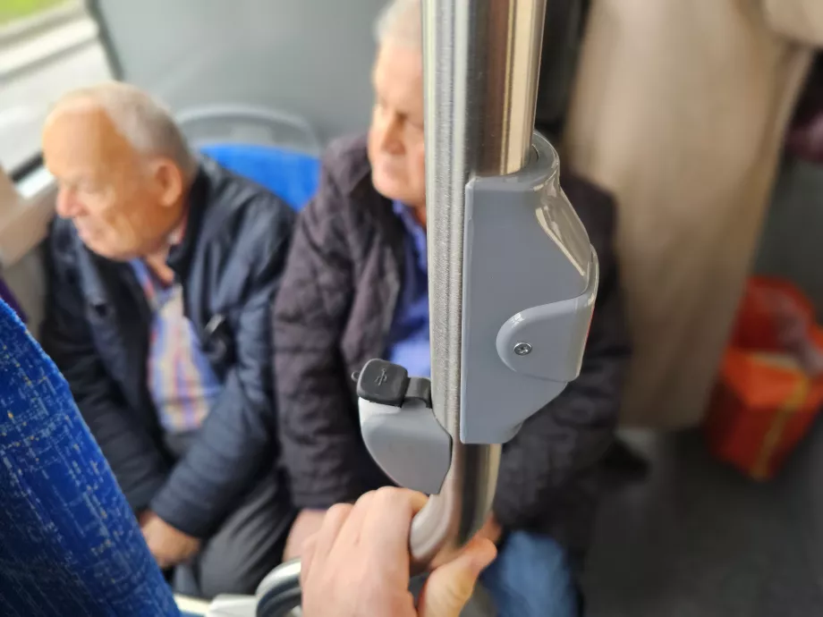 USB-порти та кнопка "Стоп"