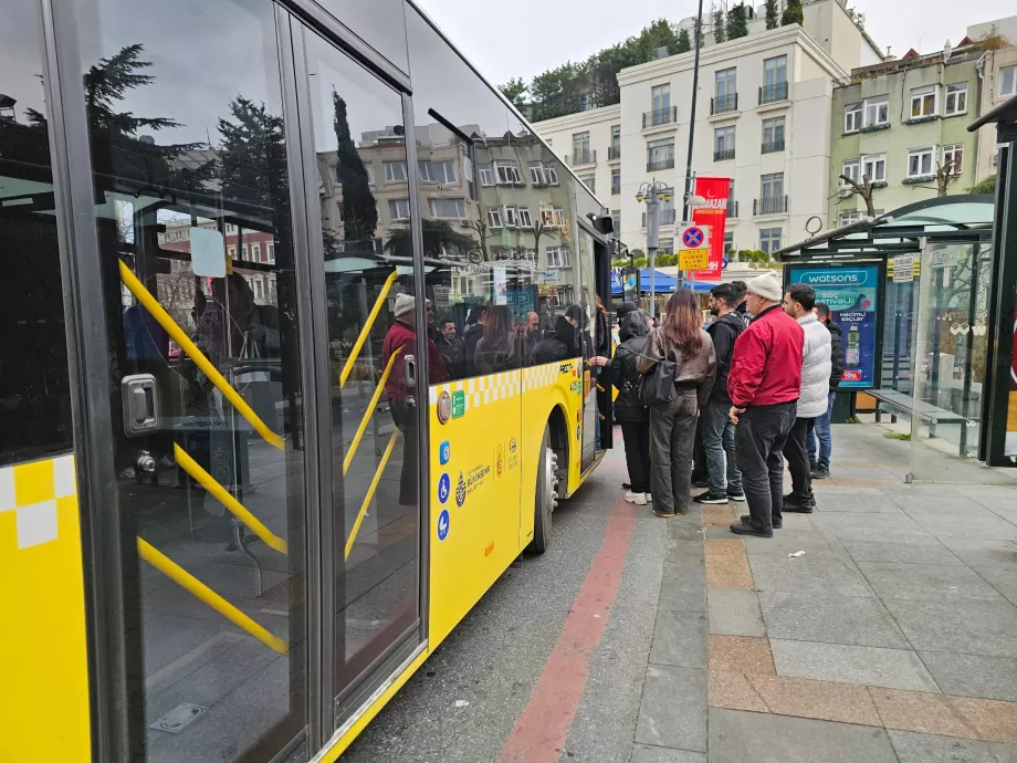 Посадка в автобус тільки через передні двері