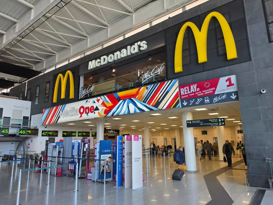McDonald's, термінал А, зал вильотів (громадська зона)
