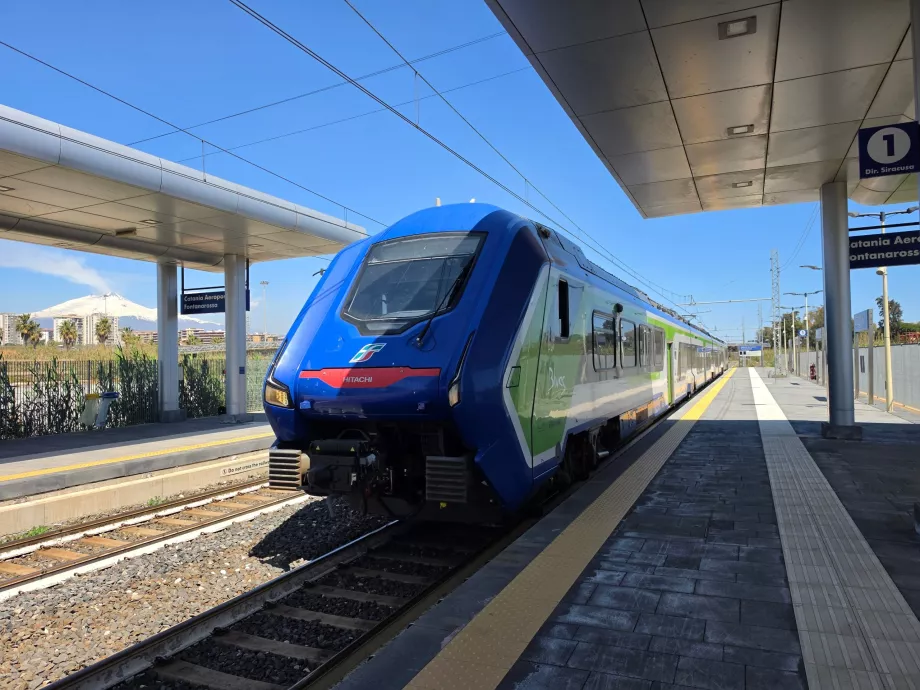 Поїзд Trenitalia на станції біля аеропорту