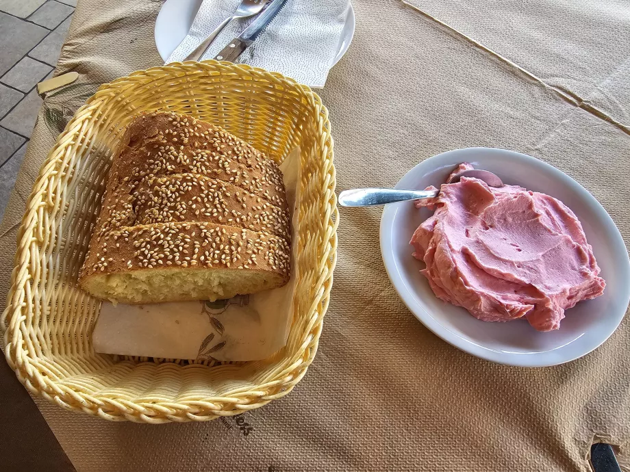 Салат з рибною ікрою