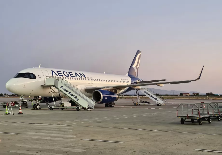 Airbus A320 в аеропорту Родосу