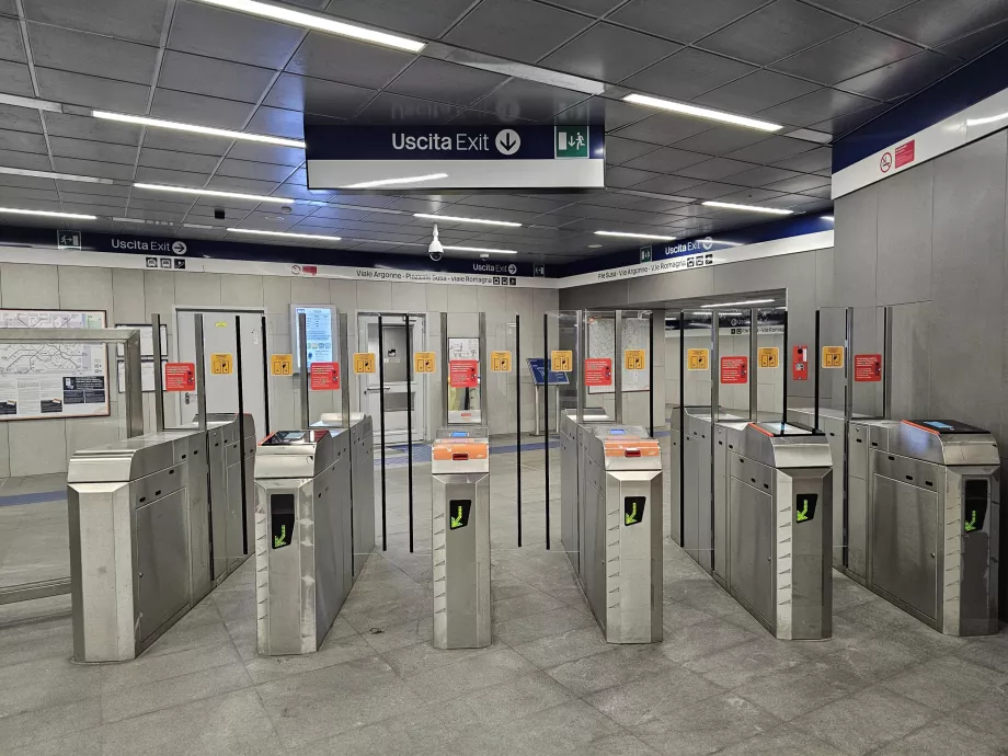 Турнікети на виході з метро