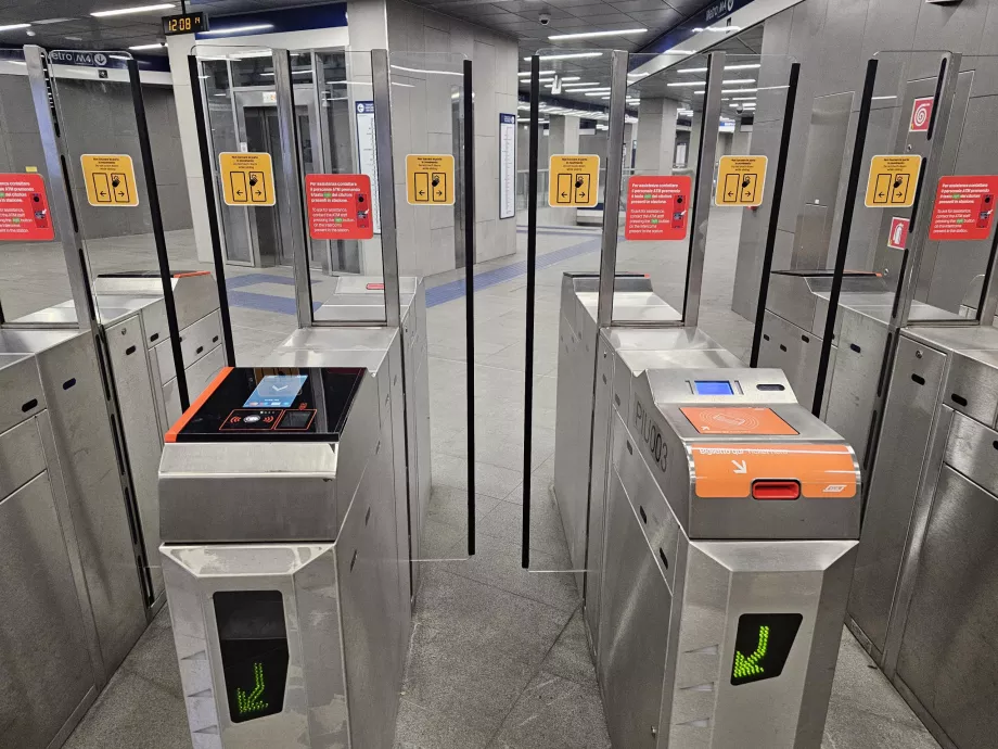 Зліва турнікет для безконтактної оплати карткою, справа турнікет для паперових квитків