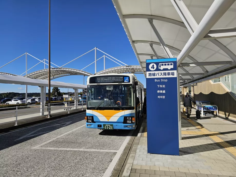 Автобусна зупинка перед терміналом