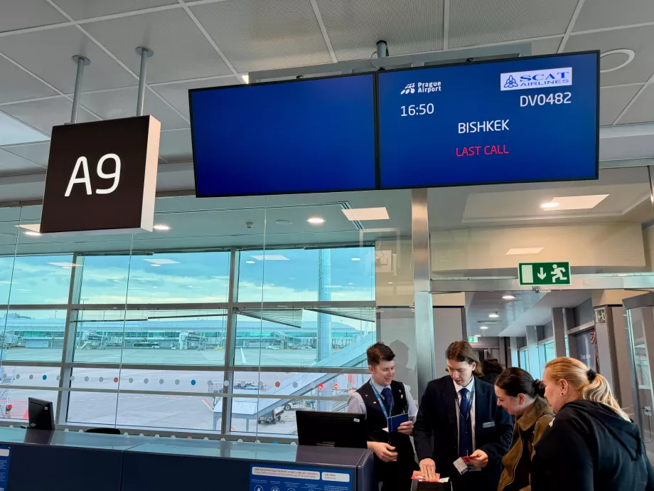 Посадка на рейс до Саньї через Бішкек