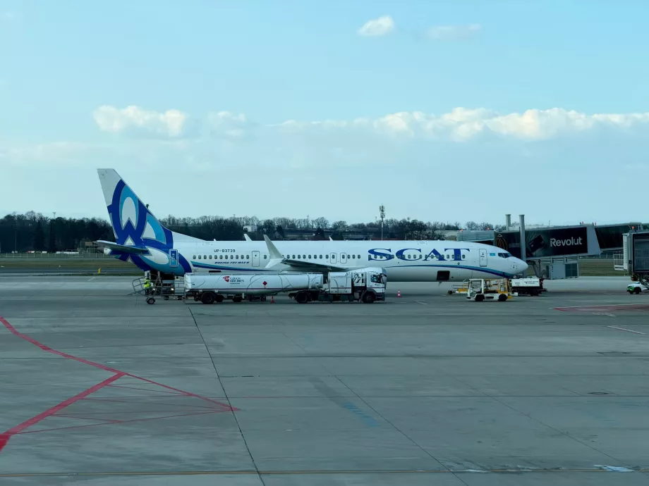 Літак SCAT Boeing 737 в аеропорту PRG