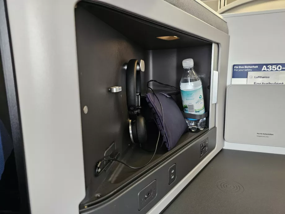 Навушники, вода та туалетний набір