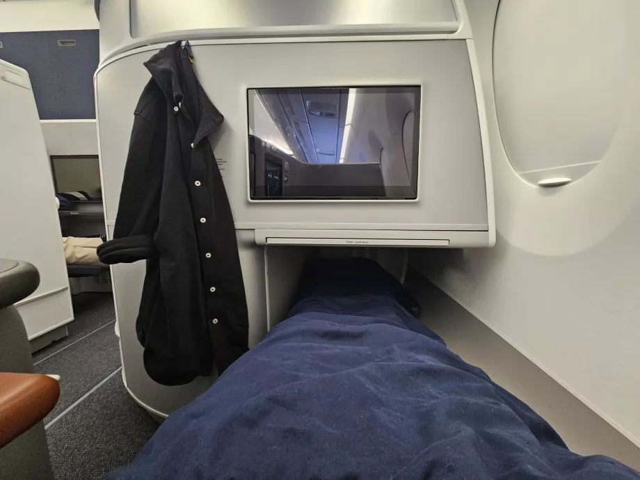 Лежачи на розкладному сидінні