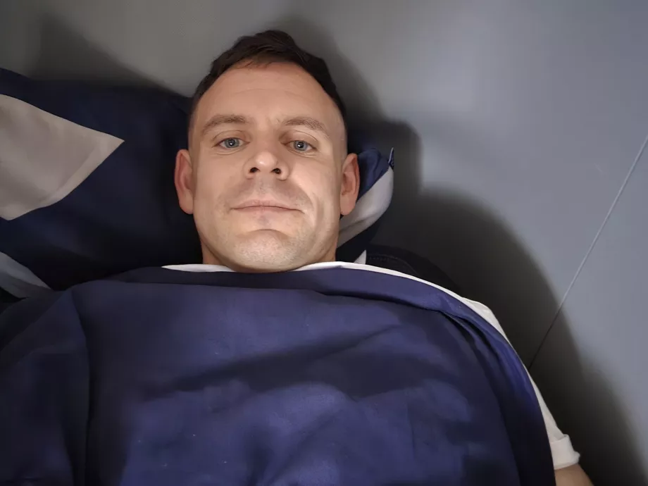 Крістофер лежить у ліжку