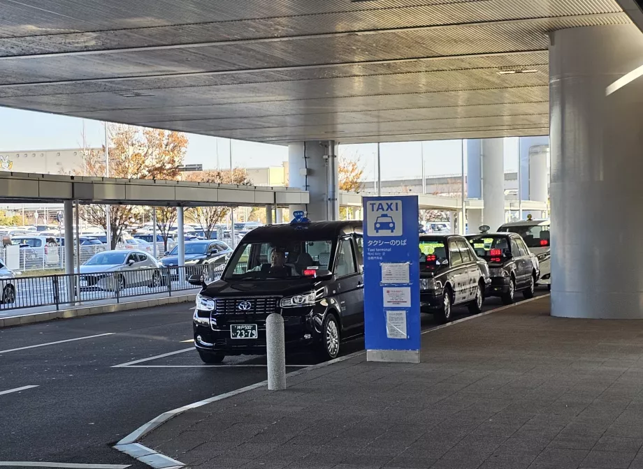 Стоянка таксі перед Терміналом 1