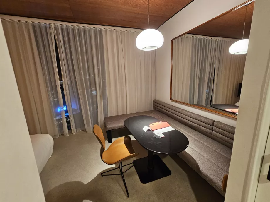 Кімната, стіл та дивани