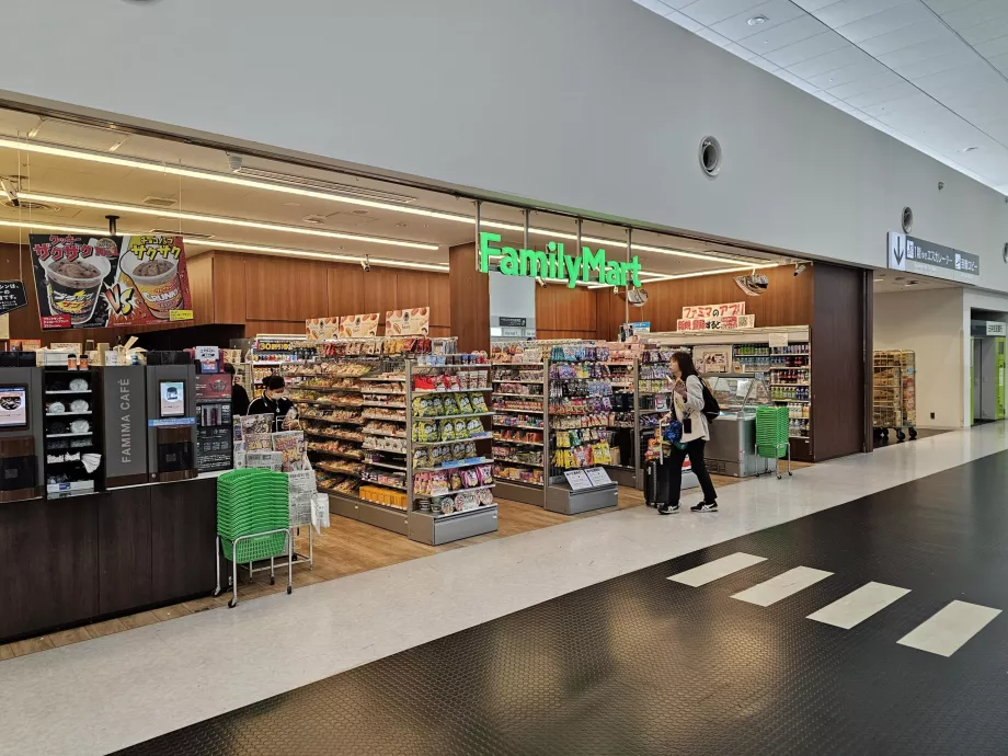 FamilyMart, Термінал 1, громадська зона