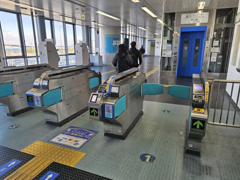 Турнікети на вході на платформу