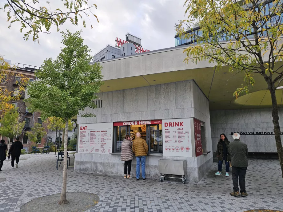 Прохолодні напої в парку Бруклінського мосту