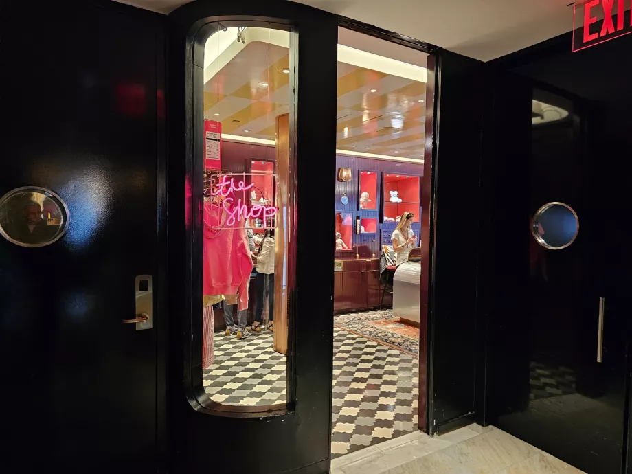 Магазин на першому поверсі готелю