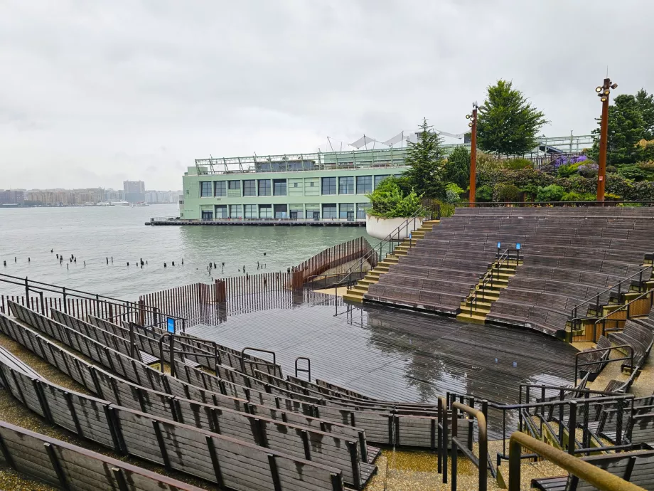 Острівець, амфітеатр