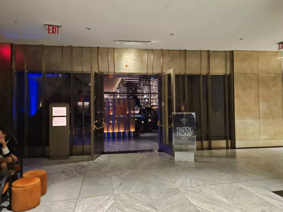 Вхід до ресторану "Пік