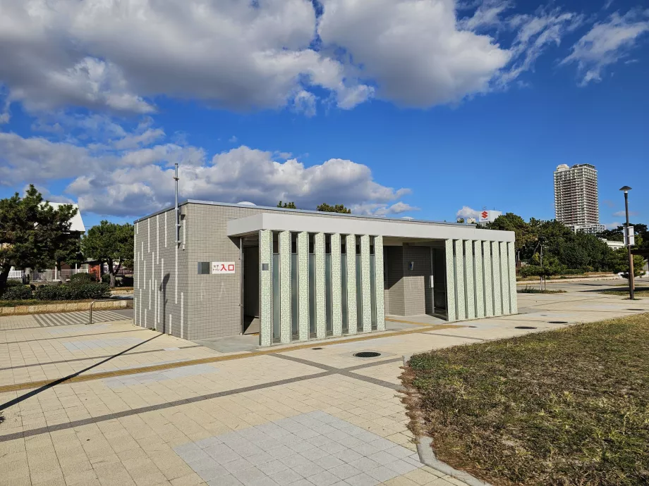 Безкоштовні туалети на пляжі Сума