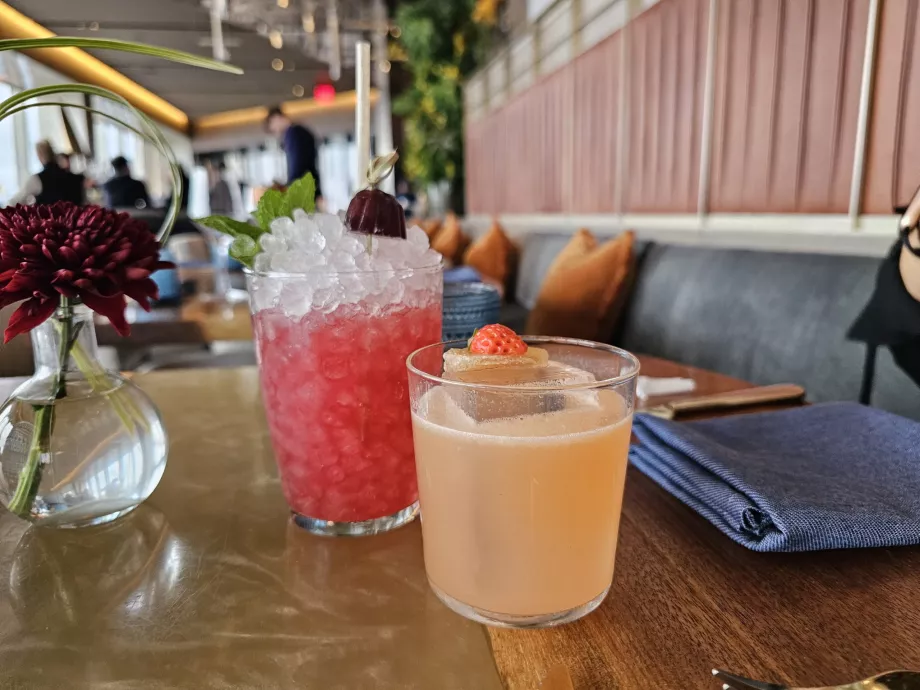 Коктейлі в ресторані Peak