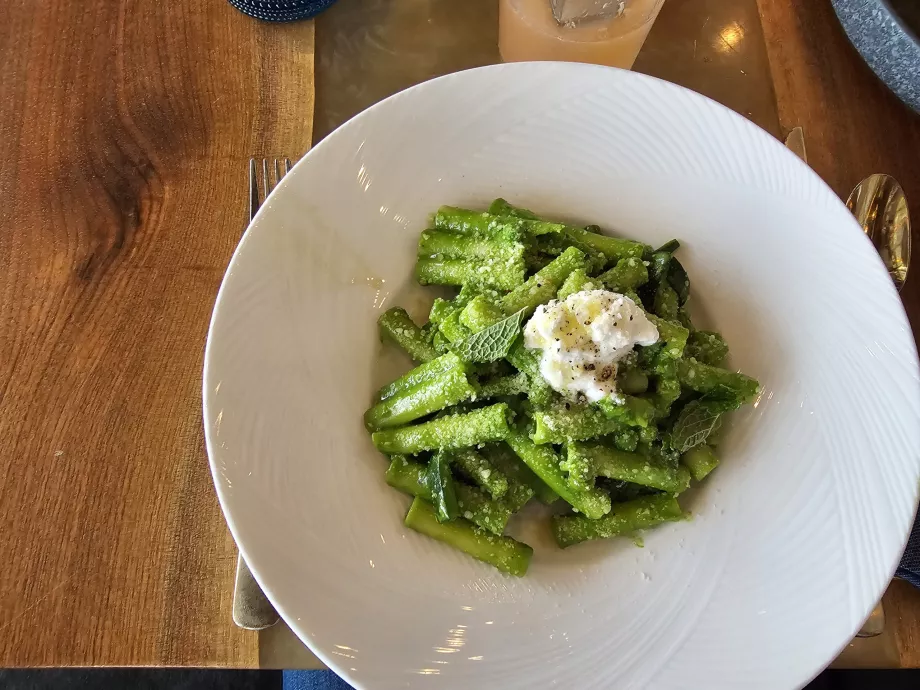 Їжа в ресторані Peak